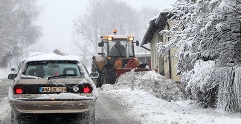 Straße mit Schnee bedeckt Straße mit Schnee bedeckt