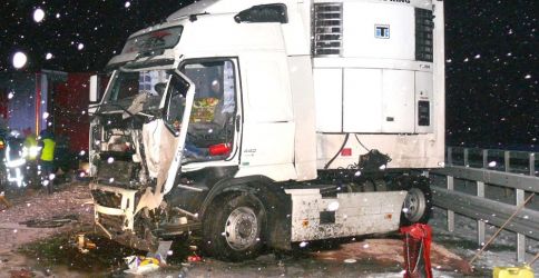 LKW Unfall bei Schneeglätte LKW Unfall bei Schneeglätte
