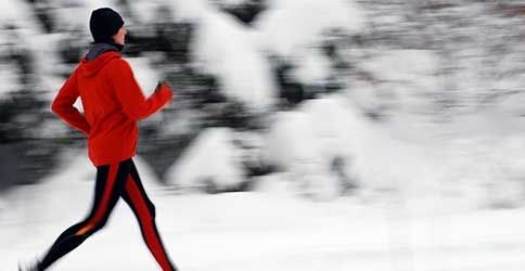 Ein Jogger bei Eis und Schnee Ein Jogger bei Eis und Schnee