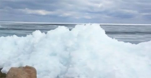 Eisberge an einem Seeufer (Bild aus N24 Video) Eisberge an einem Seeufer (Bild aus N24 Video)
