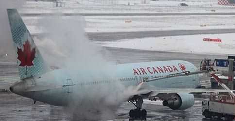 Mitarbeiter des Frankfurter Flughafens enteisen am Montag (21.01.13) auf dem Flughafen in Frankfurt am Main ein Flugzeug der kanadischen Fluglinie Air Canada. Mitarbeiter des Frankfurter Flughafens enteisen am Montag (21.01.13) auf dem Flughafen in Frankfurt am Main ein Flugzeug der kanadischen Fluglinie Air Canada.