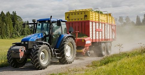 Einn Traktor mit Anhänger Einn Traktor mit Anhänger