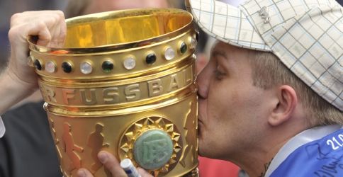 Den DFB-Pokal zum Küssen gern. Den DFB-Pokal zum Küssen gern.