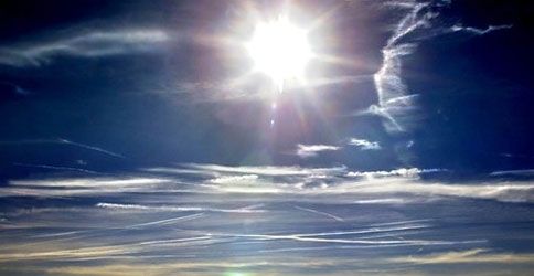 Eine grelle Sonne strahlt über den Alpen von einem weiss-blauem Himmel herab (Bild: dapd) Eine grelle Sonne strahlt über den Alpen von einem weiss-blauem Himmel herab (Bild: dapd)
