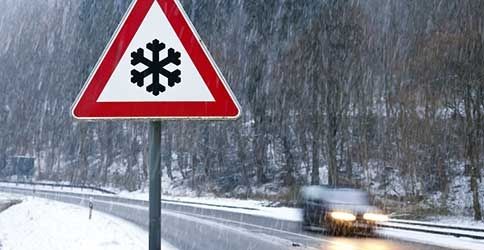 Schneeglatte Straße Schneeglatte Straße