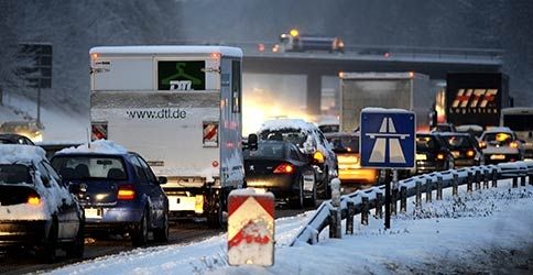Stau auf der Autobahn bei Schnee Stau auf der Autobahn bei Schnee