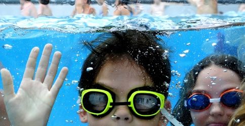 Kinder mit Taucherbrille im Freibad Kinder mit Taucherbrille im Freibad